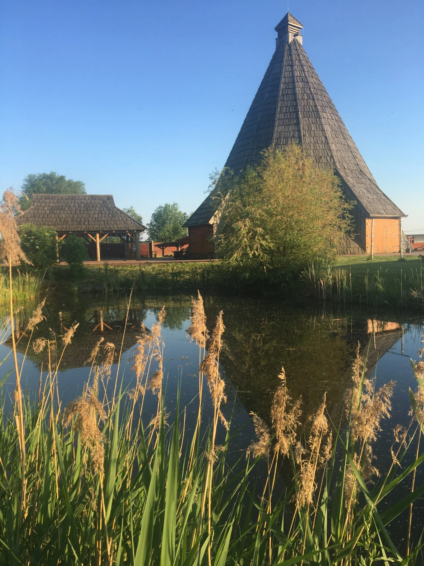 Dřevěný vigvam a jezírko ve Vigvam Resortu